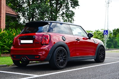 道路上の赤い車の写真：軽自動車？