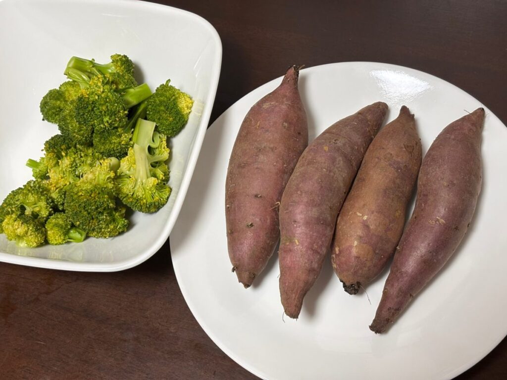 ヘルシオの低温蒸し野菜で蒸したブロッコリー（右は焼く前のさつまいも）