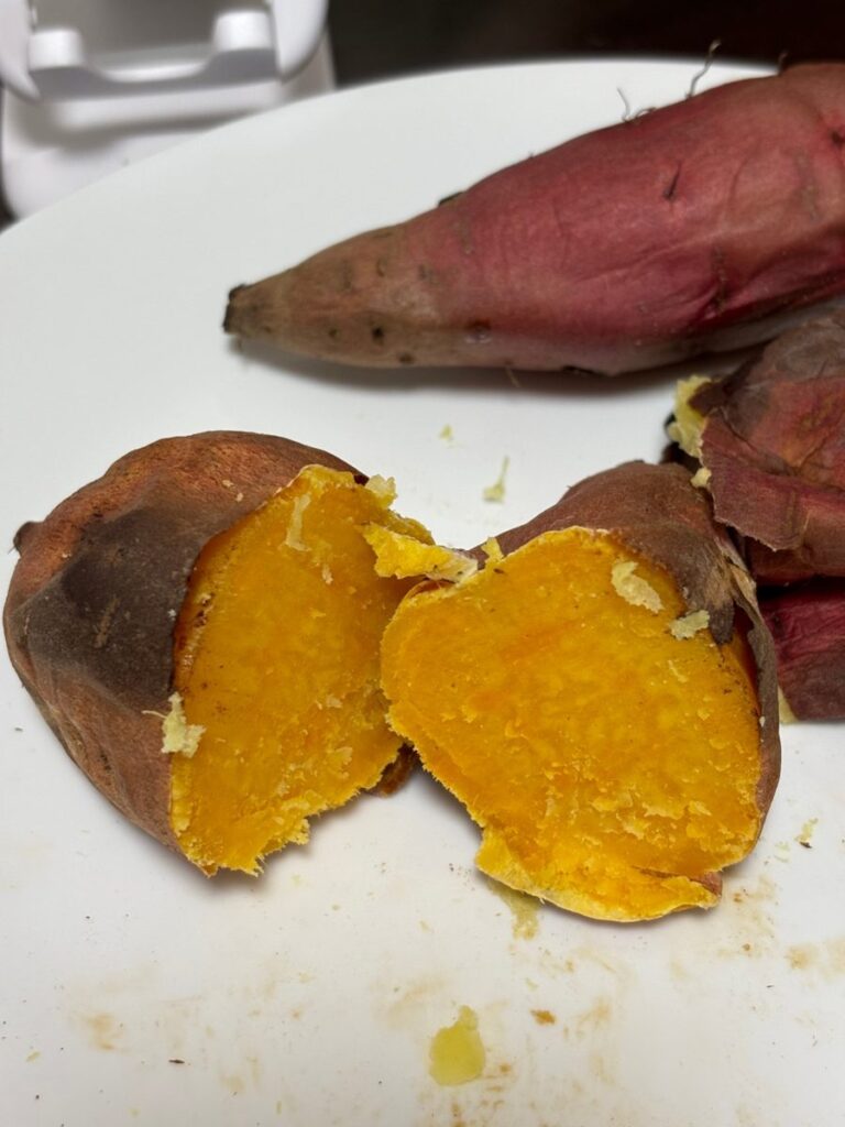 ヘルシオで焼いた焼き芋。中は濃い黄色