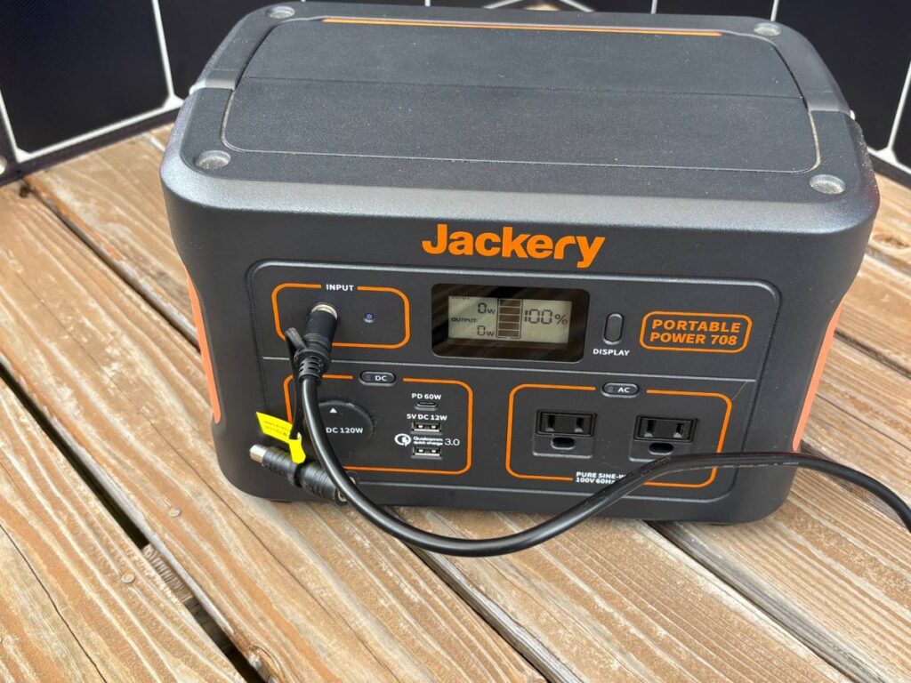 Jackery ポータブル電源 708 の正面(残量100%表示)