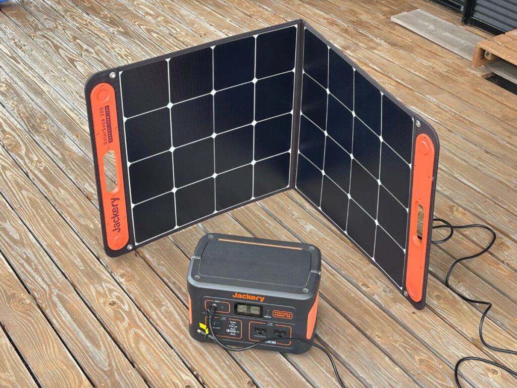Jackery ポータブル電源 708 をソーラーパネル SolarSaga 100 で充電しているところ