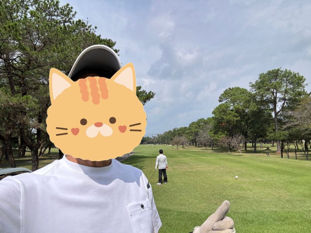 ラウンド中の筆者（顔は猫のイラストで隠しています）